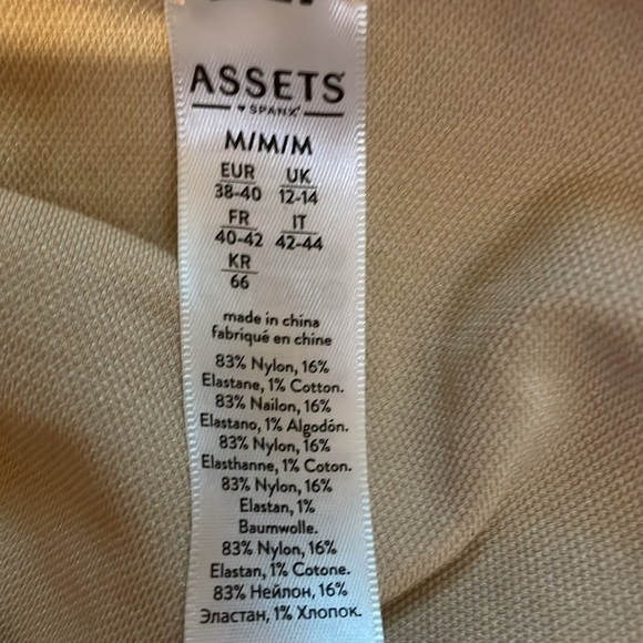 SPANX Assets women’s medium Shaping Shorts underwear mid thigh NWT nude beige - Picture 4 of 6